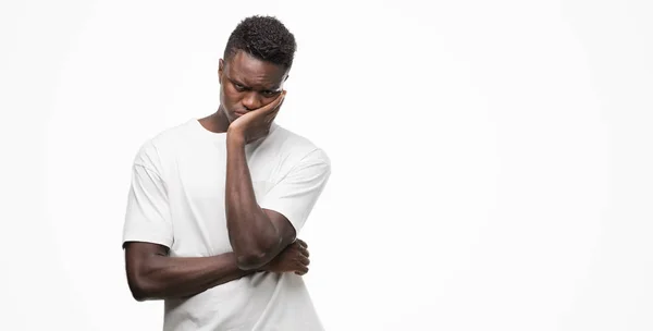 年轻的非洲裔美国人穿白色 T恤的想法看起来累了 厌倦了与交叉手臂的抑郁症问题 — 图库照片
