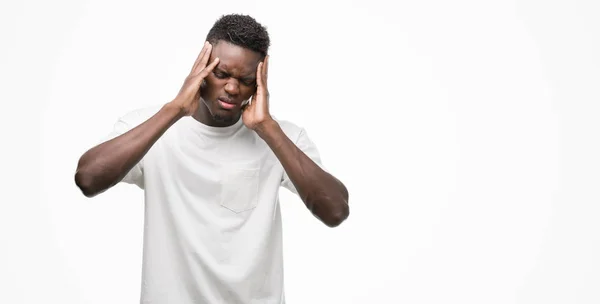 年轻的非洲裔美国人穿白色 T恤与手在头部疼痛 因为压力 患偏头痛 — 图库照片