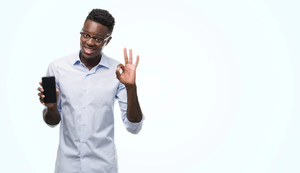 Joven Afroamericano Hombre Usando Teléfono Inteligente Haciendo Signo Con Los —  Fotos de Stock