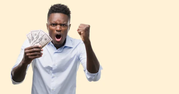 Jovem Empresário Afro Americano Segurando Dólares Irritado Frustrado Gritando Com — Fotografia de Stock