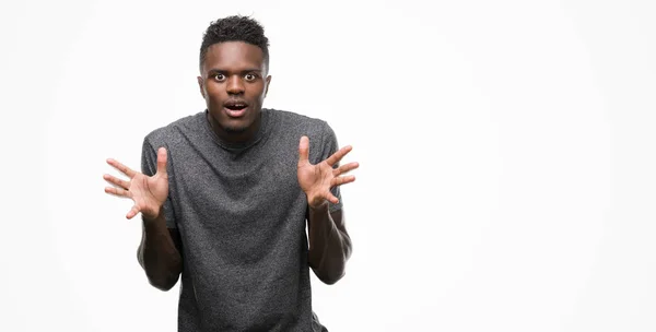 Junger Afrikanisch Amerikanischer Mann Grauen Shirt Feiert Verrückt Und Erstaunt — Stockfoto