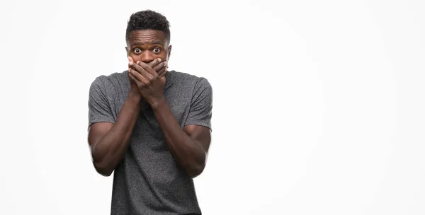Νεαρός Αφρικανική Αμερικανική Άνθρωπος Που Φορώντας Γκρι Shirt Σοκαρισμένος Που — Φωτογραφία Αρχείου