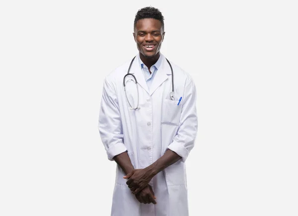 Unga Afroamerikanska Man Klädd Läkare Pälsen Med Ett Glatt Ansikte — Stockfoto