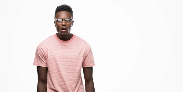 Νεαρός Αφρικανική Αμερικανική Άνθρωπος Που Φοράει Ροζ Μπλουζάκι Φοβάται Και — Φωτογραφία Αρχείου