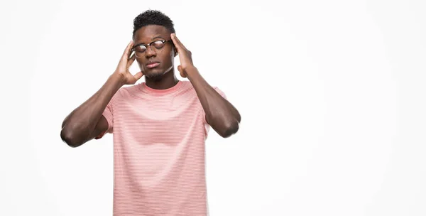 Jovem Afro Americano Vestindo Camiseta Rosa Com Mão Cabeça Para — Fotografia de Stock