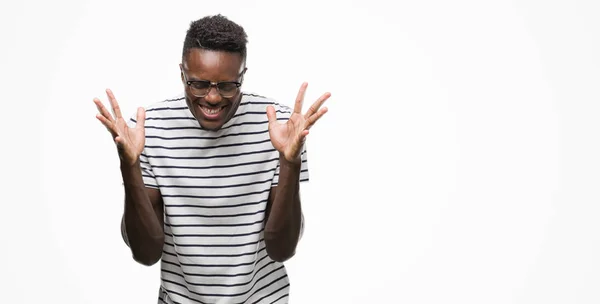 Joven Hombre Afroamericano Con Gafas Camiseta Azul Marino Celebrando Loco — Foto de Stock