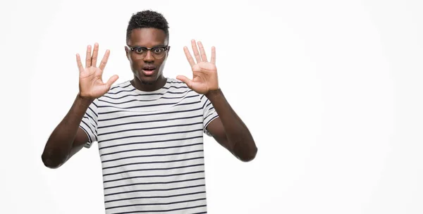 Unga Afroamerikanska Mannen Bär Glasögon Och Marinblå Shirt Visar Och — Stockfoto