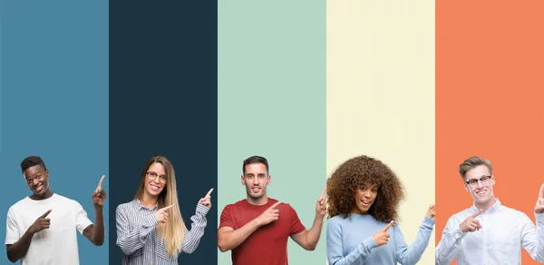 Groep Mensen Vintage Kleuren Achtergrond Glimlachen Kijken Naar Camera Met — Stockfoto