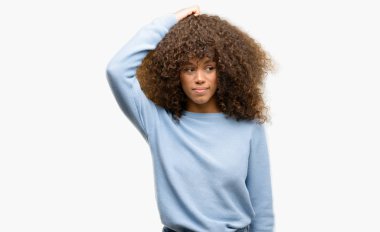 Bir kazak giyen Afrikalı-Amerikalı kadın yanıltır ve soru hakkında merak ediyorum. Şüphe, kafasına el ile düşünme ile belirsiz. Dalgın kavramı.