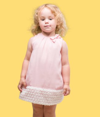 Güzel sarışın yürümeye başlayan çocuk el hareketi