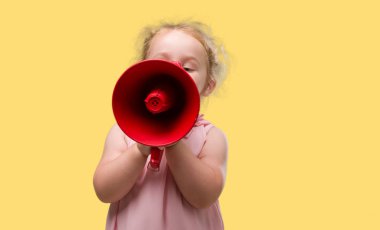 Güzel sarışın yürümeye başlayan çocuk megafon ile bağırarak