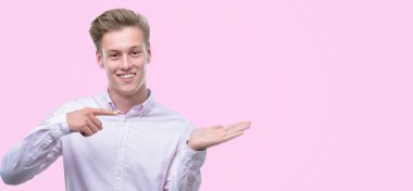 Genç yakışıklı sarışın adam el ve parmak ile işaret çok mutlu