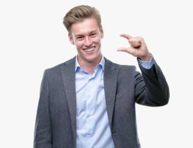 Gülümseyen genç yakışıklı sarışın iş adamı ve boyutu işi el ile kendinden emin eller parmakları ile seyir ve fotoğraf makinesi oturum açın. Ölçü kavramı.