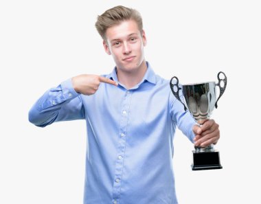 Genç yakışıklı sarışın adam kendisi için bir ödül sürpriz yüz işaret parmağı holding