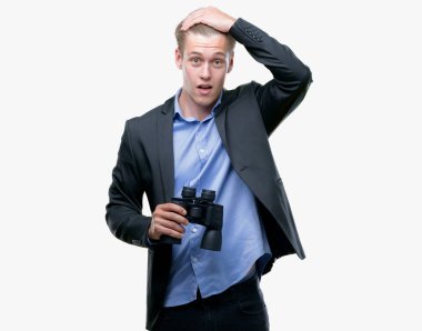 Genç yakışıklı sarışın adam kafasına, el ile vurguladı dürbün üzerinden baktığımda şok utanç ve sürpriz suratla, öfkeli ve sinirli. Korku ve hata için üzgün.