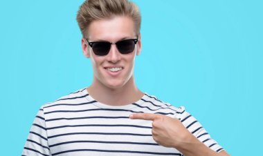 Sunglasess sürpriz yüz işaret parmağı kendisine giyen genç yakışıklı sarışın adam