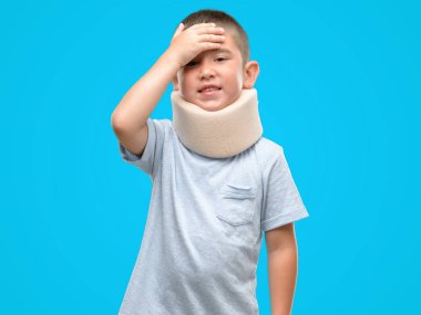 Koyu saçlı küçük çocuk yaralandı el başında, utanç ve sürpriz yüz ile şok ile vurguladı giyen boyun tasması öfkeli ve sinirli. Korku ve hata için üzgün.