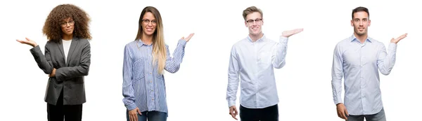ビジネスの男性と女性の陽気な提示と カメラ目線の手のひらの上でポイントを笑顔のチーム — ストック写真