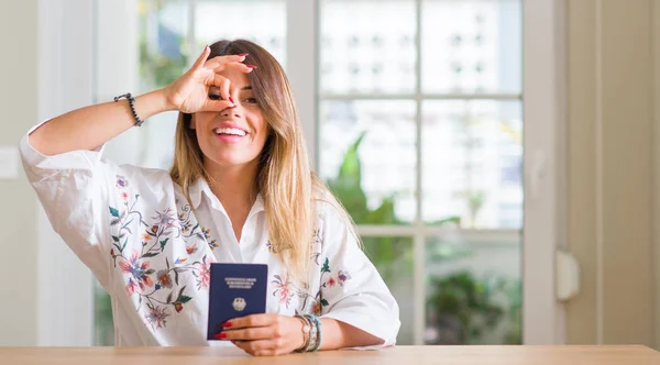 Jovem Mulher Casa Segurando Passaporte Alemanha Com Rosto Feliz Sorrindo — Fotografia de Stock