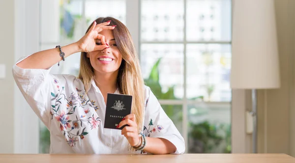 Νεαρή Γυναίκα Στο Σπίτι Κρατώντας Ένα Διαβατήριο Της Αυστραλίας Χαρούμενο — Φωτογραφία Αρχείου