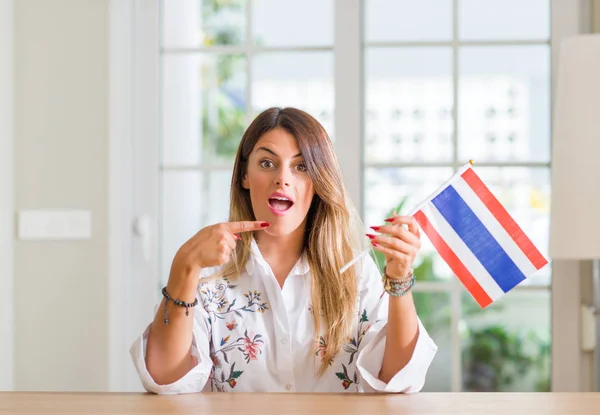 Ung Kvinna Hemma Hålla Flaggan Thailand Mycket Glad Pekar Med — Stockfoto