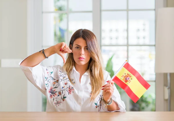 Mujer Joven Casa Sosteniendo Bandera España Con Cara Enojada Signo —  Fotos de Stock
