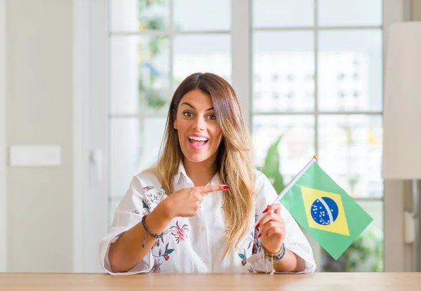 Jovem Mulher Casa Segurando Bandeira Brasil Muito Feliz Apontando Com — Fotografia de Stock