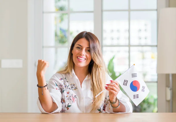 Jovem Mulher Casa Segurando Bandeira Coreia Sul Gritando Orgulhoso Celebrando — Fotografia de Stock