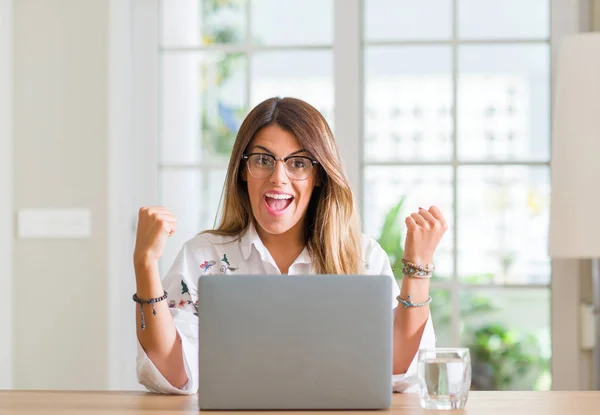 Mujer Joven Casa Usando Ordenador Portátil Gritando Orgulloso Celebrando Victoria —  Fotos de Stock