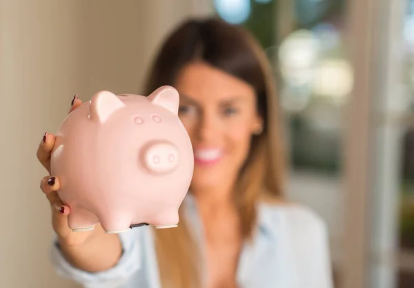 Close Bela Jovem Segurando Banco Porquinho Casa Muito Feliz Com — Fotografia de Stock