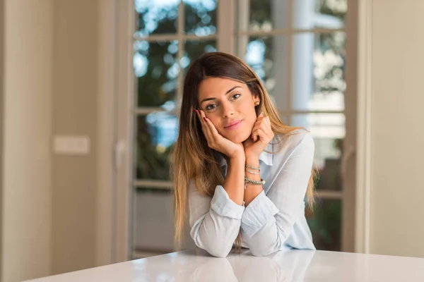 Joven Hermosa Mujer Usando Una Camisa Sonriendo Confiado Cámara — Foto de Stock