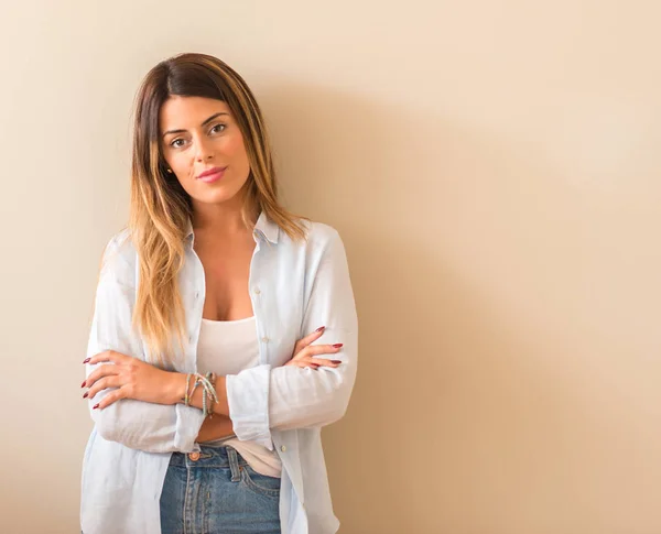 Joven Hermosa Mujer Con Una Camisa Sonriendo Apoyada Pared Casa — Foto de Stock