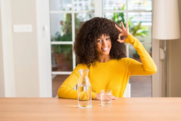 Afrikanisch Amerikanische Frau Trinkt Ein Glas Wasser Hause Tun Zeichen — Stockfoto