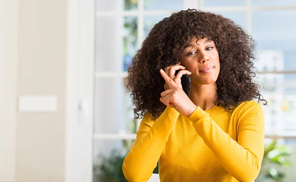African American Vrouw Met Behulp Van Smartphone Erg Blij Met — Stockfoto