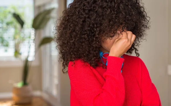 Afroamerikanska Kvinna Som Bär Hörlurar Trött Gnugga Näsan Och Ögonen — Stockfoto