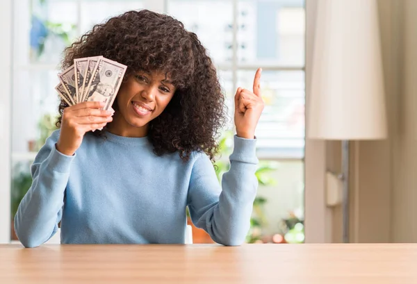 Mujer Afroamericana Sosteniendo Billetes Banco Dólar Muy Feliz Señalando Con — Foto de Stock