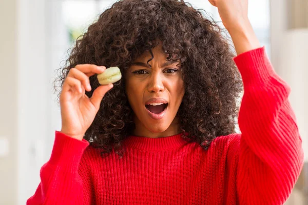 Mujer Afroamericana Sosteniendo Macaron Molesto Frustrado Gritando Con Ira Loco — Foto de Stock