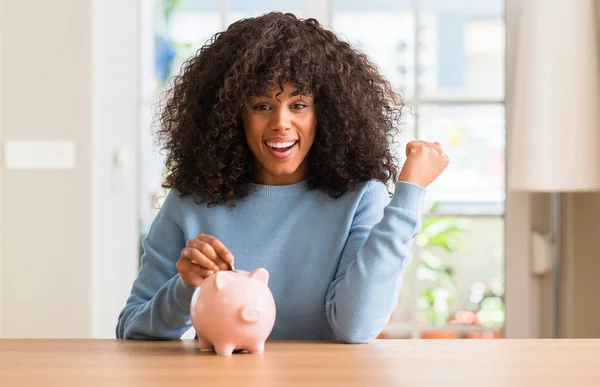 Africano Americano Mulher Economiza Dinheiro Porquinho Banco Gritando Orgulhoso Celebrando — Fotografia de Stock