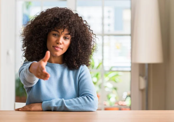 Afrikanisch Amerikanische Frau Hause Lächelt Freundlich Und Reicht Zur Begrüßung — Stockfoto