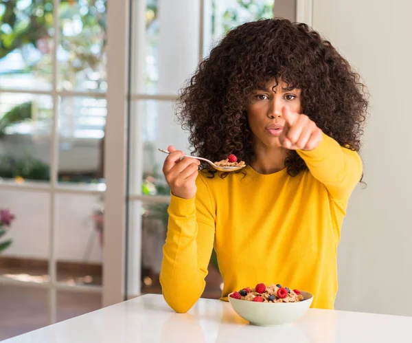 Femme Afro Américaine Mangeant Des Céréales Des Framboises Des Bleuets — Photo