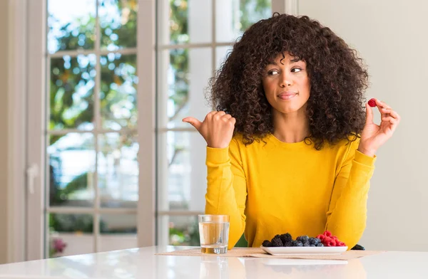 Femme Afro Américaine Mangeant Des Framboises Des Bleuets Maison Pointant — Photo