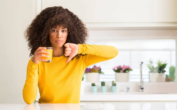 Mujer Afroamericana Bebiendo Jugo Naranja Vaso Con Cara Enojada Signo — Foto de Stock