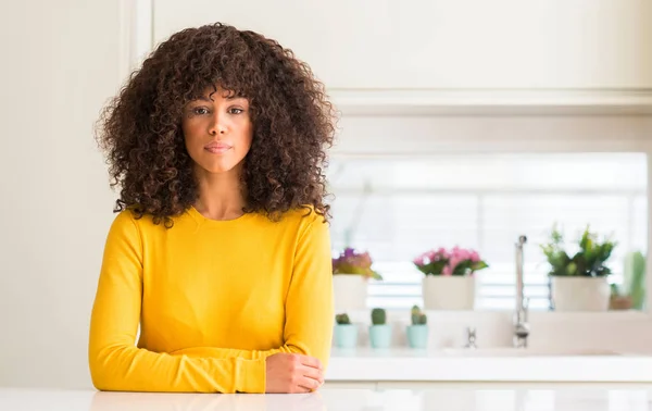 Wanita Afrika Amerika Mengenakan Sweater Kuning Dapur Dengan Ekspresi Serius — Stok Foto