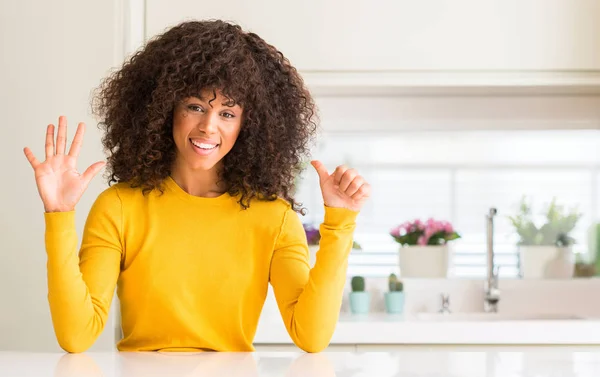 Afroamerikanska Kvinna Som Bär Gula Tröja Kök Visar Och Pekar — Stockfoto