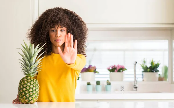 非洲裔美国人妇女和菠萝热带水果用张开手做停止标志以严肃和自信的表达 防御姿态 — 图库照片