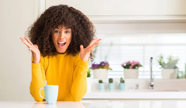 Красивая Африканская Американка Держит Чашку Кофе Дома Счастливый Взволнованный Победитель — стоковое фото
