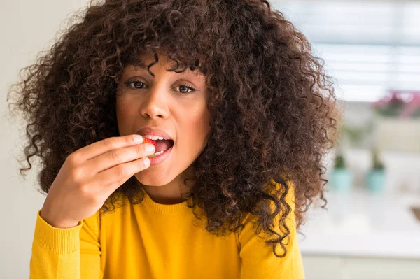 African American Woman Äta Jordgubbar Hemma Med Självsäker Uttryck Smarta — Stockfoto