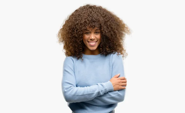 穿着毛衣的非洲裔美国妇女脸上带着交叉双臂微笑着看着相机 积极的人 — 图库照片