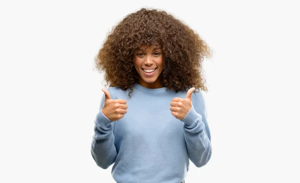 Afrikanisch Amerikanische Frau Trägt Einen Pullover Erfolgszeichen Tut Positive Geste — Stockfoto