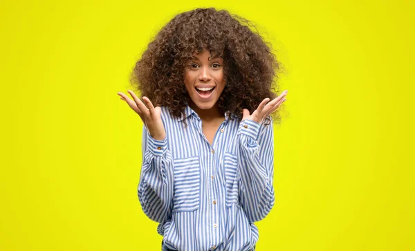 Africano Americano Mulher Vestindo Uma Camisa Listras Muito Feliz Animado — Fotografia de Stock